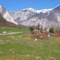  Iz Pologa vodijo številne planinske poti do višje ležečih planin in  proti Krnu, Batognici, Vrhu nad 
Peski ...
