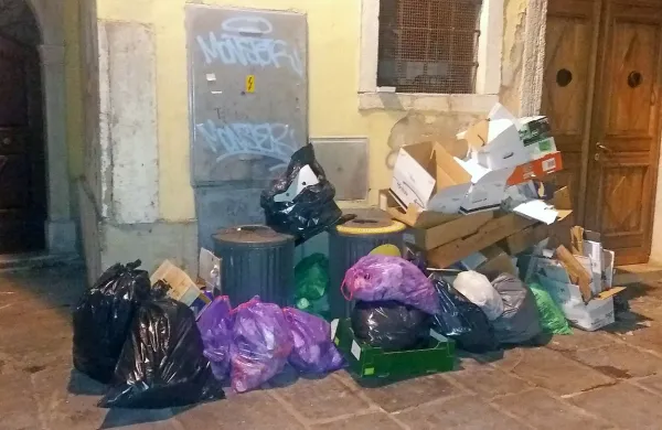 Sistem z odlaganjem vreč na ulico je na preizkušnji predvsem v 
poletnih mesecih.