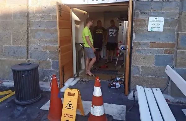 Za uporabo  javnih sanitarij, ki jih je piranska občina uredila ob 
vstopu v mesto, je treba plačati 50 centov.