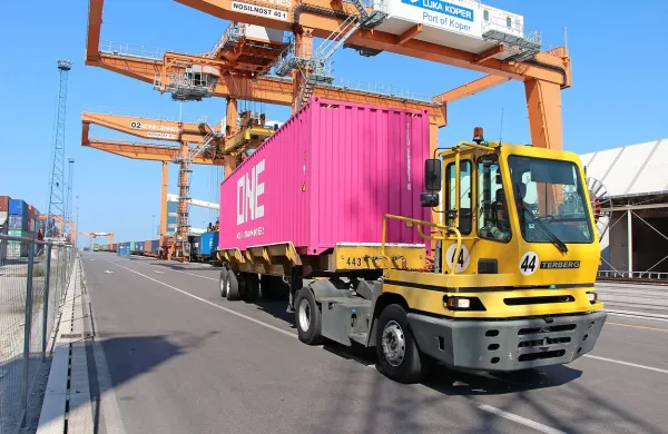 Japonski kontejnerski ladjar ONE (Ocean Network Express) s 
svojimi kontejnerskimi ladjami v barvi japonskih češnjevih cvetov 
sicer še ni priplul v Koper, je pa včeraj prišel s prvim svojim 
rožnatim zabojnikom. ONE je nova ladjarska družba, v katero so se 
povezali ladjarji Nippon, Mitsui in K Line. V podjetju so zapisali, da 
ne želijo biti največji, pač pa prepoznavni.    

   
