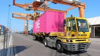 Japonski kontejnerski ladjar ONE (Ocean Network Express) s 
svojimi kontejnerskimi ladjami v barvi japonskih češnjevih cvetov 
sicer še ni priplul v Koper, je pa včeraj prišel s prvim svojim 
rožnatim zabojnikom. ONE je nova ladjarska družba, v katero so se 
povezali ladjarji Nippon, Mitsui in K Line. V podjetju so zapisali, da 
ne želijo biti največji, pač pa prepoznavni.    

   