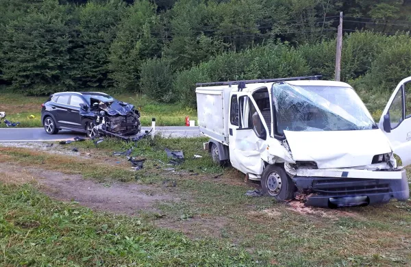 Sopotnik v tovornem vozilu je v nesreči utrpel hujše poškodbe.