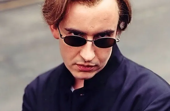 Steve Coogan v vlogi Tonyja Wilsona, odkritelja skupin, kot sta Joy 
Divison in New Order.