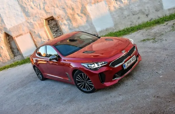 Stinger je nastal kot osebna zamisel oblikovalca, ki so jo šefi 
spravili v serijsko proizvodnjo.