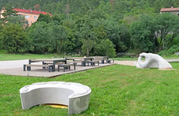 Špela Zgonik in Urša Krašna sta nov sežanski park opremili s 
skulpturama. Obe pravita, da je to velika priložnost za mladega 
ustvarjalca. 