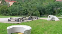 Špela Zgonik in Urša Krašna sta nov sežanski park opremili s 
skulpturama. Obe pravita, da je to velika priložnost za mladega 
ustvarjalca. 