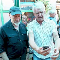 S kantavtorskim kolegom in prijateljem Andrejem Šifrerjem 