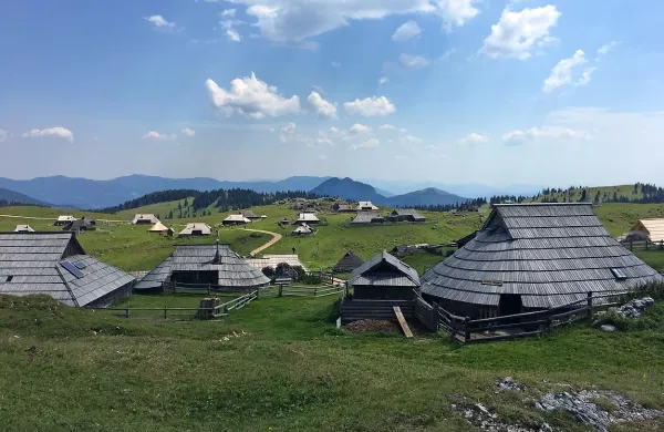 Najhuje poškodovani osebi je z oživljanjem pomagal švedski 
zdravnik oziroma turist, ki se je nahajal v bližini.