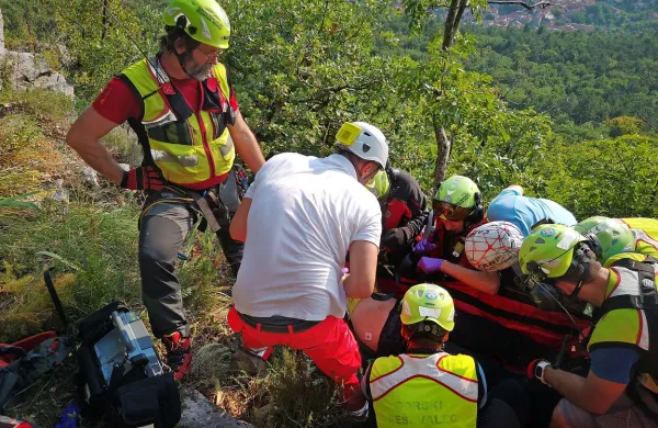 Do hudo poškodovanega jadralnega padalca so se po vrveh 
spustili koprski poklicni gasilci, nato pa še ekipa nujne medicinske 
pomoči in gorski reševalci. 