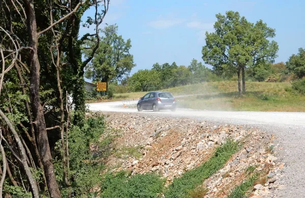 Več kot osem mesecev se že Vrhovci vozijo v službo in iz nje po 
cesti, ki je že bila gradbišče, a je občina dela prekinila.  