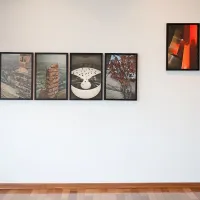 Kot osnovni temi se v fotografovem ciklu prepletata vsakdanje 
življenje v Hirošimi in spomin na preteklost.