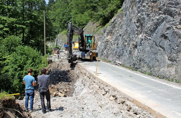  Na cesti Spodnja Idrija-Godovič v Zali  je za zagotavljanje varnosti 
in življenj uporabnikov nujna sanacija brežin.