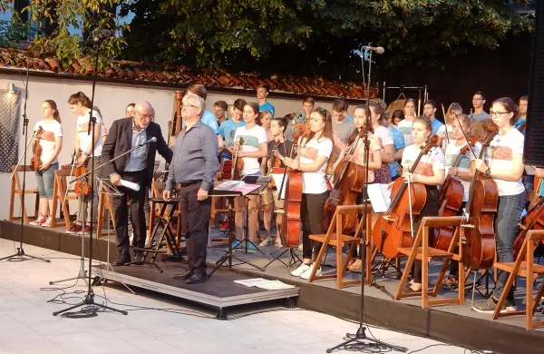 Mladi evropski glasbeniki z umetniškim vodjem Igorjem Corettijem Kuretom in Paolom Rumizom (v ospredju z desne). 