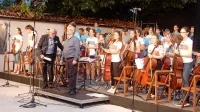 Mladi evropski glasbeniki z umetniškim vodjem Igorjem Corettijem Kuretom in Paolom Rumizom (v ospredju z desne). 
