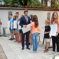  Zavezo za mir so mladi  predali predsedniku slovenskega parlamenta Mateju  Toninu.  