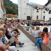 Kobariški prireditveni prostor je z aplavzi nagradil umetniško 
dovršenost in sporočilnost Bobnov miru. 