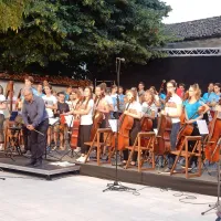 Mladi evropski glasbeniki z umetniškim vodjem Igorjem Corettijem Kuretom in Paolom Rumizom (v 
ospredju, z desne).
