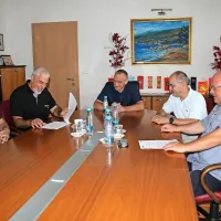 Vodstva gasilskih enot na delovnih sestankih proučujejo birokratske ovire, ki jih bodo morali preskočiti pred oblikovanjem 
skupne mednarodne enote.