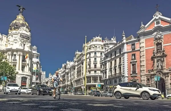 Vročinski val, ki je zajel evropske države, je v Španiji (na fotografiji 
Madrid) ta teden terjal najmanj dve smrtni žrtvi.