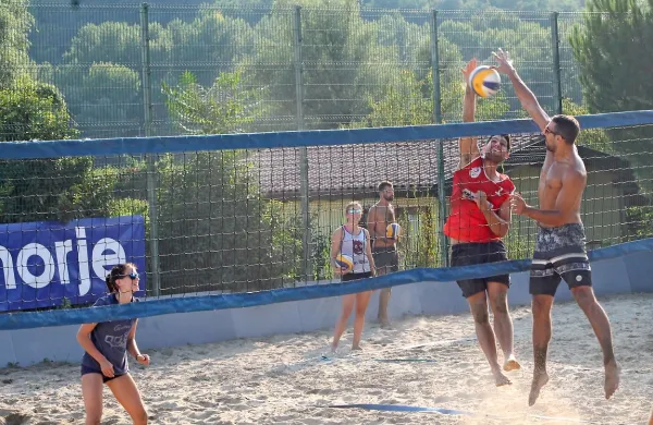 V Prvačini se je domači odbojkar Mark Maraž (v rdečem) s  Polono 
Marušič povzpel do tretjega mesta.