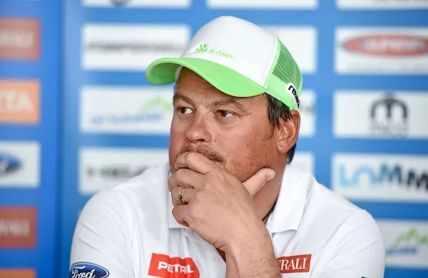 “Naredil sem le korak vstran in takrat se mi je vdrlo. Sprva do 
ramen, dokaj hitro pa sem padel globlje v razpoko,” je o neprijetni 
izkušnji na ledeniku Stelvio povedal trener Peter Pen.