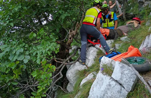 Gorski reševalci so poškodovanega lovca oskrbeli, nato ga  je vojaški helikopter odpeljal v 
ljubljanski klinični center.