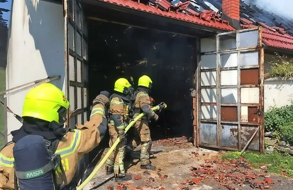 Gasilci iz gorečega hleva re&scaron;ili živali
