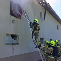Gasilci iz gorečega hleva re&scaron;ili živali