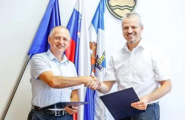 Tako sta si včeraj Vlado Švab iz  podjetja CPK in pivški župan Robert 
Smrdelj po odpisu pogodbe segla v roke.  
