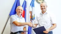 Tako sta si včeraj Vlado Švab iz  podjetja CPK in pivški župan Robert 
Smrdelj po odpisu pogodbe segla v roke.  