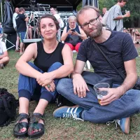 Pravočasno sta košček travnika ob blejskem jezeru  zasedla tudi 
pevka Katarina Juvančič in kitarist Dejan Lapanja. 