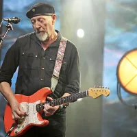 Richard Thompson je tako vrhunski avtor pesmi kakor tudi eden 
največjih mojstrov na kitari, bodisi  električni bodisi akustični.