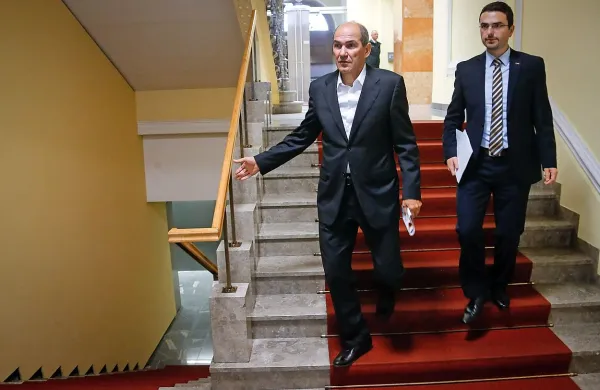 Anonimni “zaskrbljeni podjetniki” predlagajo vlado SDS, SMC, NSi 
in SAB, ki pa je ne bi vodil relativni zmagovalec na volitvah, prvak 
SDS Janez Janša, pač pa predsednik NSi Matej Tonin.