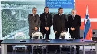 Direktor Euroasfalta Hamed Ramić, direktor Kolektor CPG Kristjan Mugerli, minister za infrastrukturo Peter 
Gašperšič in direktor direkcije za infrastrukturo Damir Topolko so decembra lani podpisali pogodbo za gradnjo 
dostopnih cest na trasi drugega tira. 




