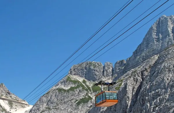 Reševanje 33-letnega tržaškega jamarja Stefana Guarniera, ki se je 
v soboto popoldne poškodoval po padcu v jami pod vrhom Kanina 
na italijanski strani, se je zavleklo.
