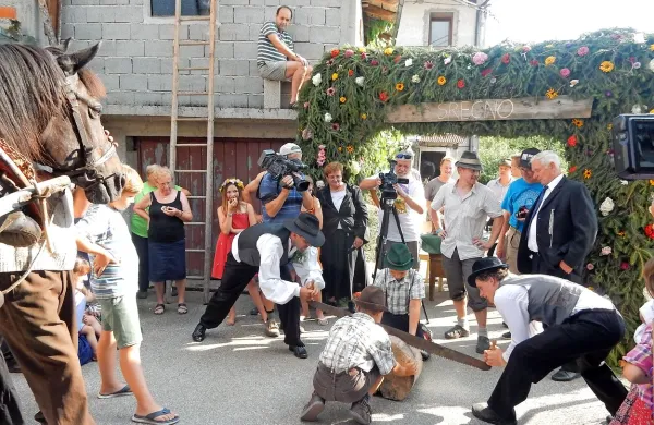 Ženin je moral dokazati, da bo sposoben priskrbeti drva za 
zimo. 