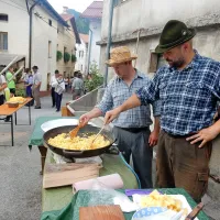 Vrsensko (wrsnsko) friko, ki je zmes domačega sira in jajc, so jedli preden so šli v gozd ali pa pred lovom. 

