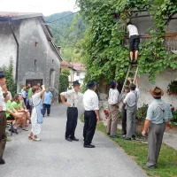 Če je  podoknica  namesto dekleta prebudila očeta, jo je bilo treba 
hitro ucvreti stran. 