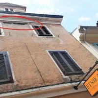 S hi&scaron;e na Čevljarski ulici je odpadel omet