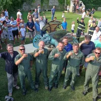 Ob pomoči helikopterja Slovenske vojske, alpinistov, jamarjev in 
gasilcev so dopoldne uspešno in brez večjih težav z vrha zvonika 
piranske stolnice spustili 250 let star kip nadangela Mihaela.