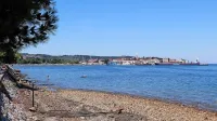 Izolska  pešpot na tem mestu, kjer se začne avtokamp Jadranka,  
naleti na nepremostljivo oviro.  