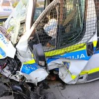 En policist se je huje poškodoval.