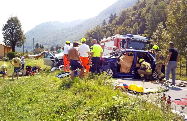 Po nesreči je bilo včeraj na posoški cesti pri Kamnem pravo 
razdejanje.
