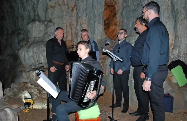 Že &scaron;esti poletni večer v Tinjelovi pečini