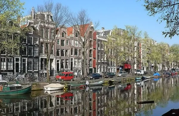 Županja Amsterdama v boj proti množičnemu turizmu