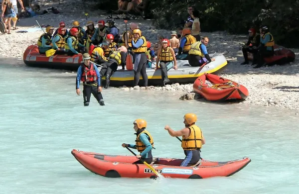Nepridiprav je v noči na petek prerezal  čolne za rafting in 
napihljive kanuje agencije Xpoint.