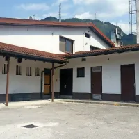 Neznanec je v noči na petek razbil steklo nekdanje policijske 
postaje  v Kobaridu, kjer so bili spravljeni napihljivi čolni za rafting 
in kanuji agencije Xpoint, in jih porezal. 