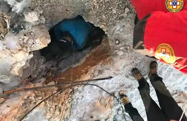 Spodnji vhod v brezno so morali najprej najti in odkopati, saj je bil pokrit s snegom.