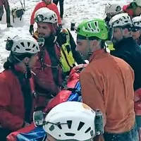 Včeraj sredi dneva  so poškodovanega jamarja  končno povlekli na 
svetlo skozi spodnji vhod brezna.