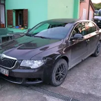 Neznani tujec je s poljsko škodo na koncu trčil v zid, vendar je 200 
metrov stran naletel na prazen avto s prižganim motorjem.